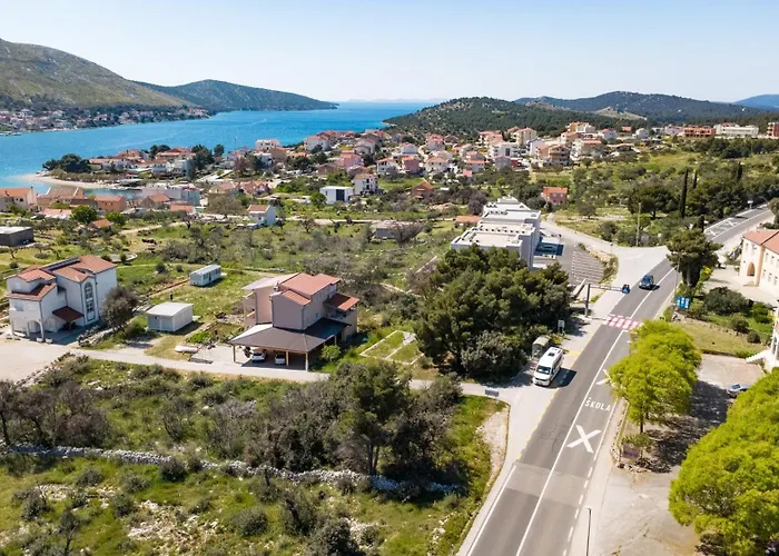 With Parking Space Grebastica, - 24046 Daire